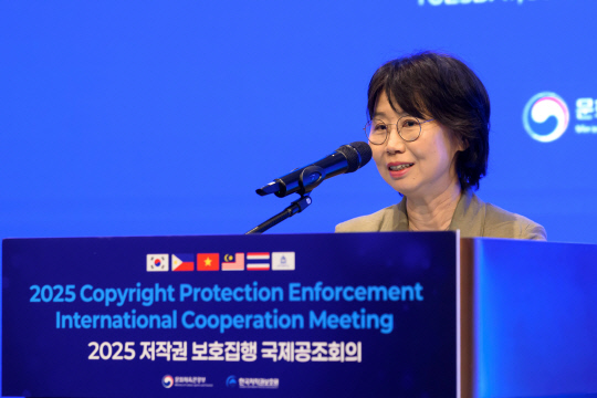 문화체육관광부와 한국저작권보호원은 케이-콘텐츠 저작권 침해에 대응하기 위해 10일, 호텔 나루 서울 엠갤러리에서 '2025 저작권 보호 집행 국제공조회의'를 개최했다. 문체부 정향미 저작권국장이 인사말을 전하고 있다. 문체부 제공